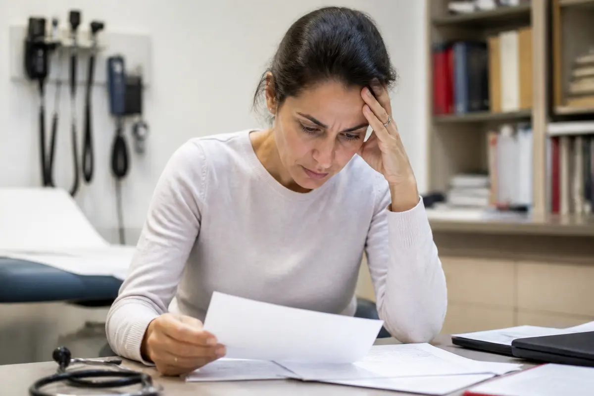 Trop de fer dans le sang : Quels symptômes surveiller ?